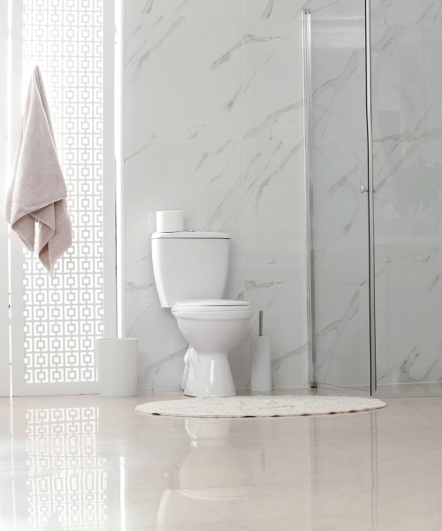 Hygienisch saubere Toilette in einem hellen Badezimmer